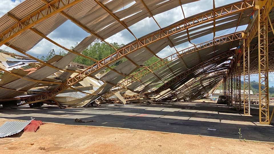 Governador liga para prefeito de Vargem Alta e anuncia reconstrução de galpão destruído
