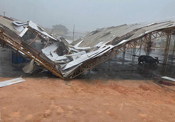 Vargem Alta: chuva derruba parte da arena de Parque de Exposições e causa estragos