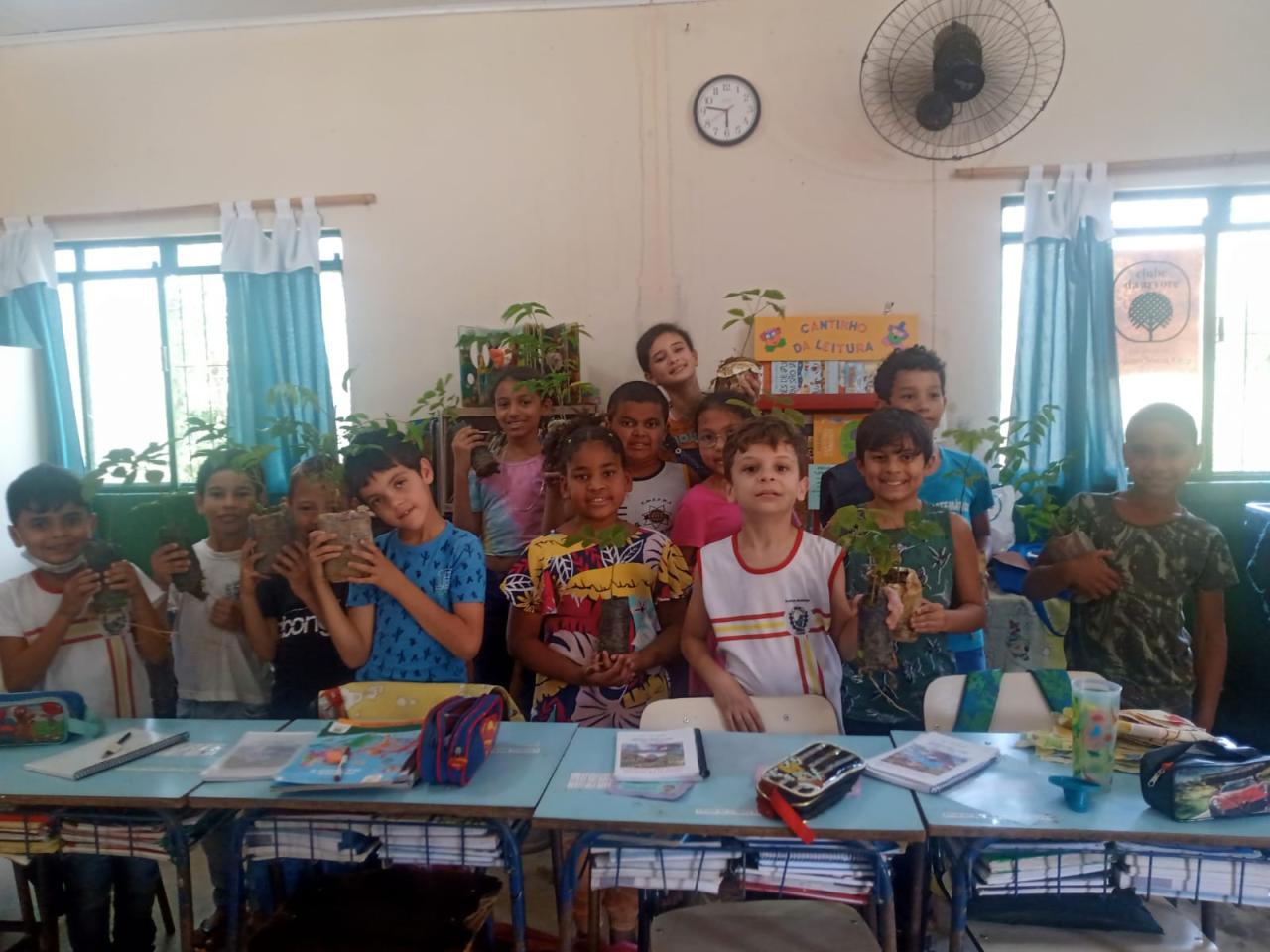 Amigo do meio ambiente doa mudas de árvores para escola do interior de Vargem Alta