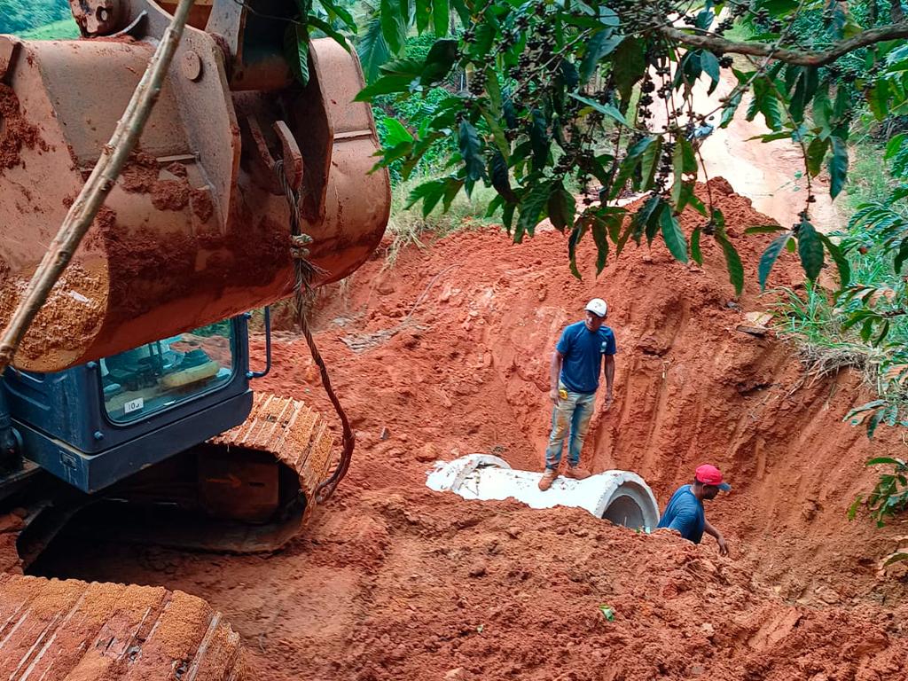 Novos bueiros são construídos na comunidade de Belém na zona rural de Vargem Alta
