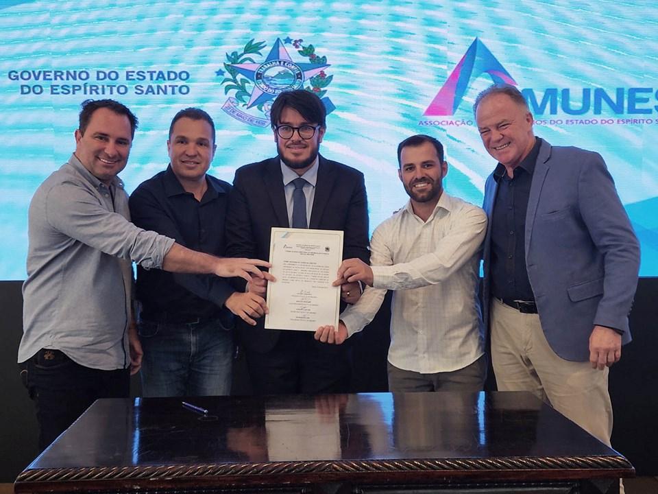 Governador recebe nova diretoria de entidade dos prefeitos capixabas