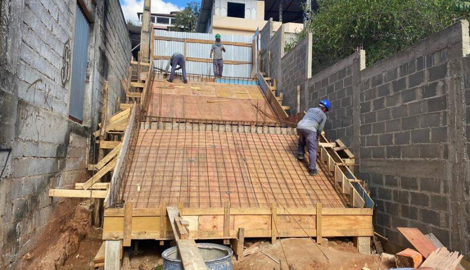 Construção de escadarias no bairro Paraíso está em fase avançada