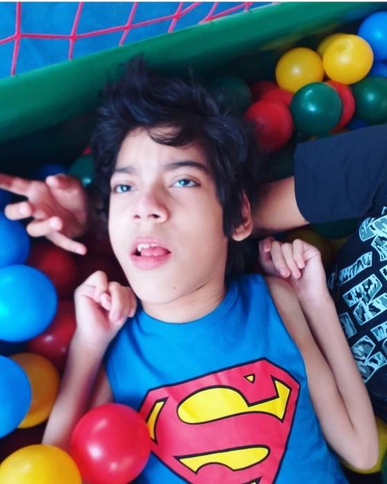Apelo urgente: jovem com hidrocefalia precisa de ajuda