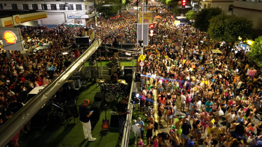 Foliões lotam as avenidas de Castelo durante o desfile do tradicional “Bloco das Piranhas”