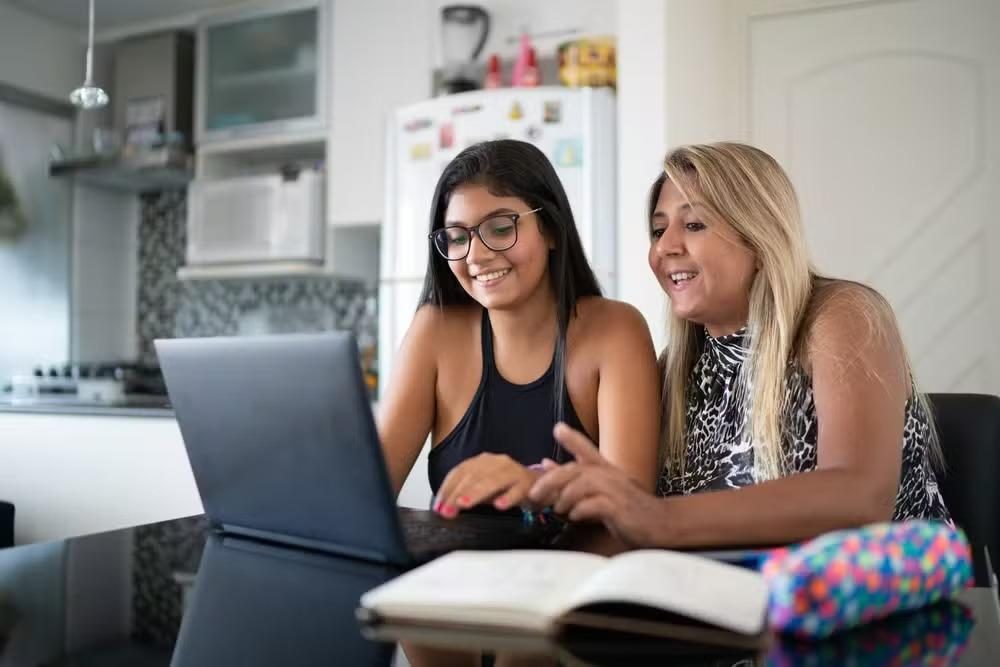 Quase 20% dos jovens dependem dos pais para fazer entrevistas de emprego, aponta pesquisa