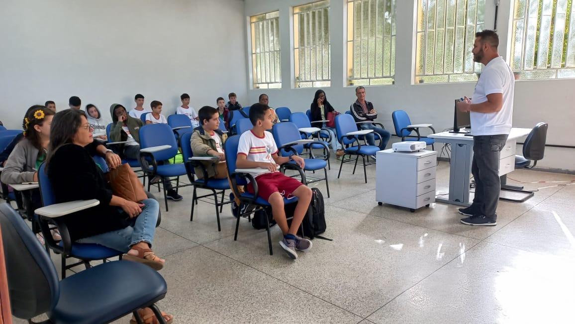 Estudantes de Vargem Alta entram no mundo da tecnologia participando de oficina de robótica