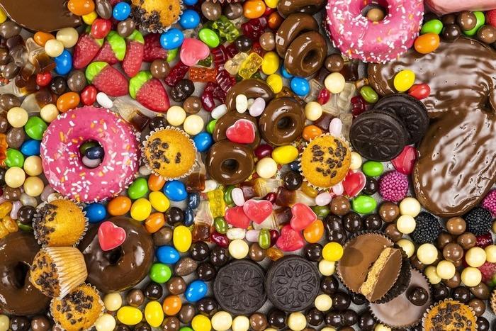 Vontade excessiva de comer doce? Veja 5 possíveis causas do problema