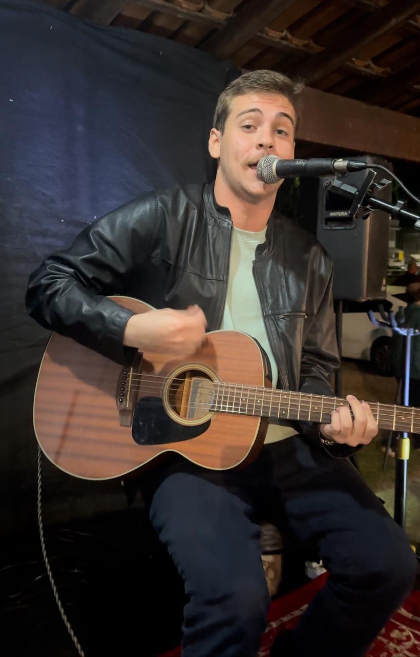 Arthur Staphanato, com sua presença marcante e voz magnífica, encantou o público . Com seu talento ofereceu uma performance memorável e envolvente.