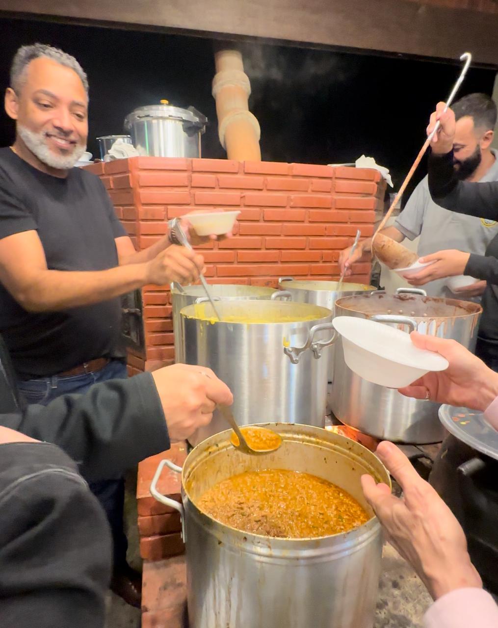 Com a ajuda dos voluntários, cada prato de caldo foi servido com cuidado e dedicação, fazendo a diferença