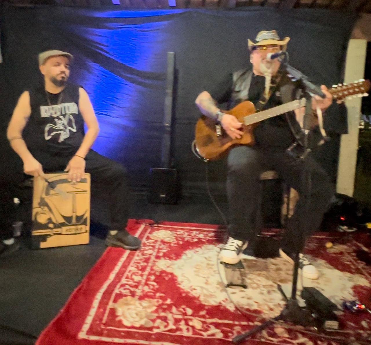 As vozes marcantes de Pirata e Banda e Arthur Staphanato e Banda animaram a noite com seus repertórios ecléticos.
