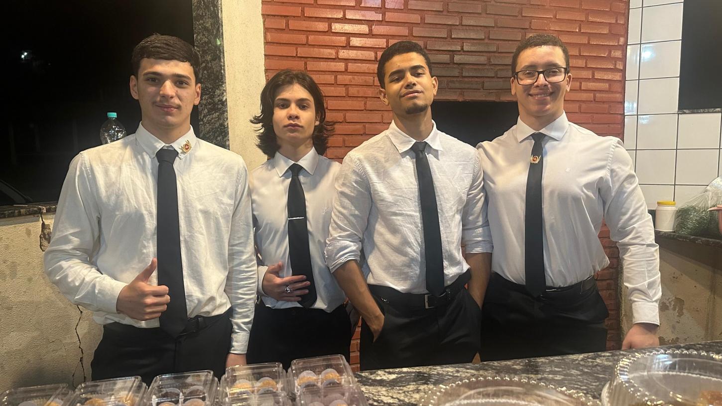 Jovens da Maçonaria dedicados ao trabalho voluntário, contribuindo para o sucesso do evento.