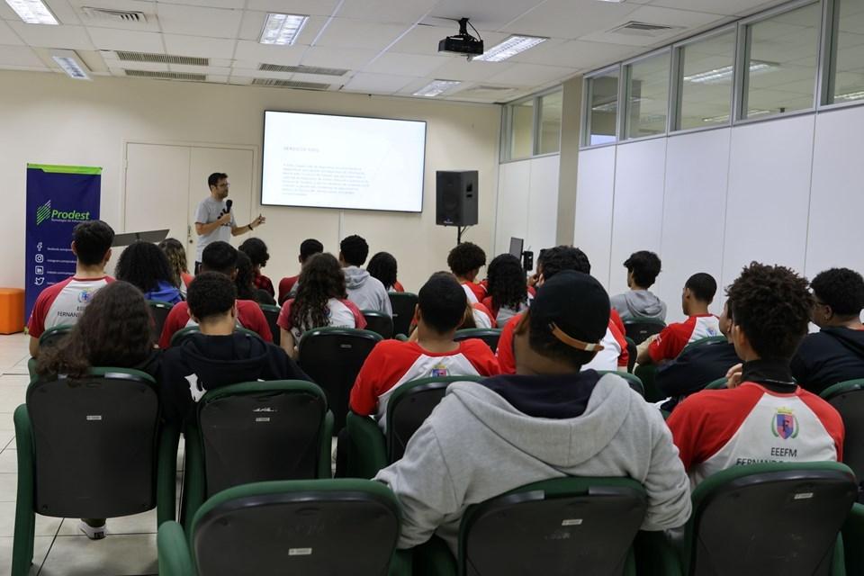 Estudantes de escola estadual de Atílio Vivácqua visitam o Prodest