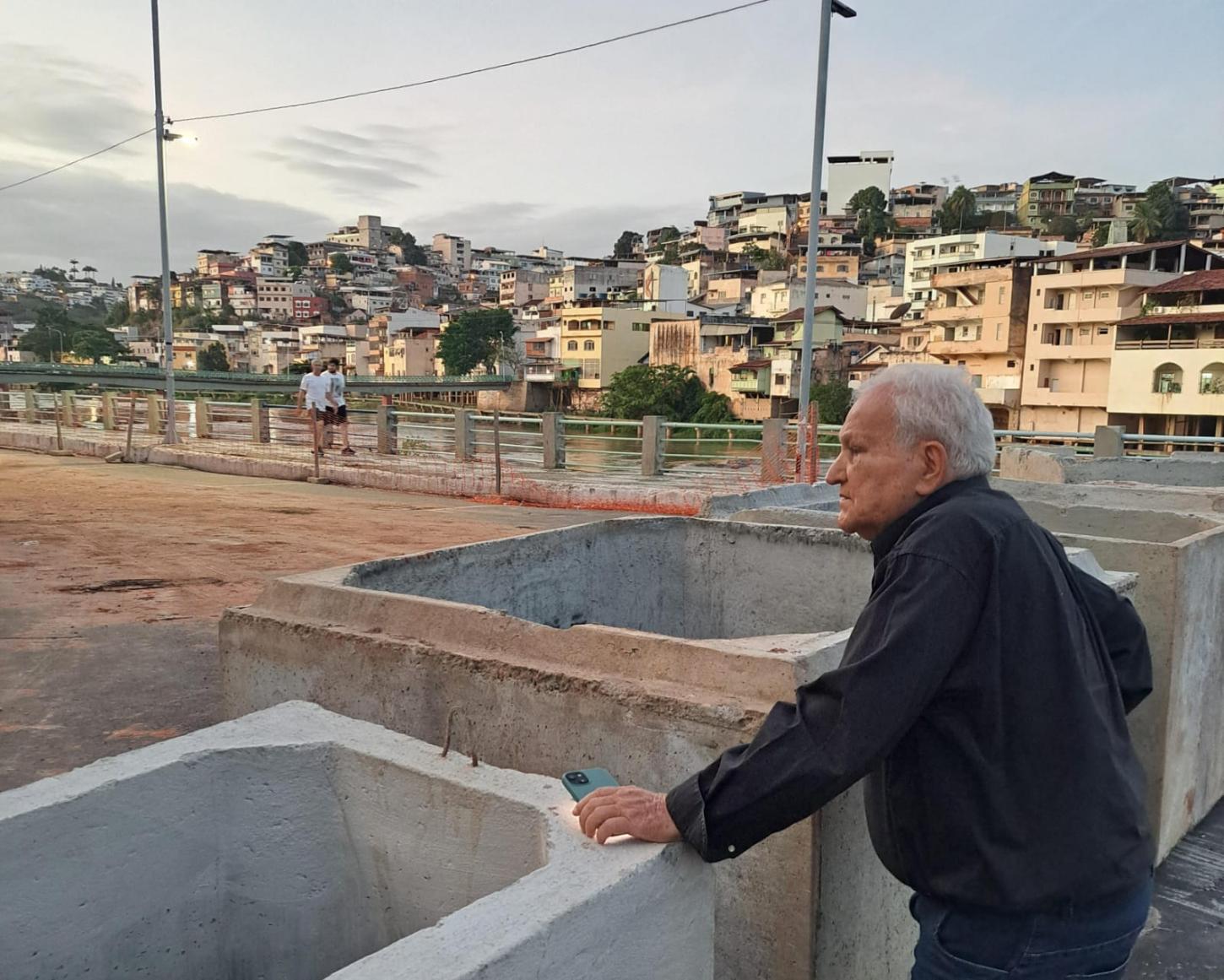 Ferraço visita obras de macrodrenagem na avenida Beira Rio em Cachoeiro