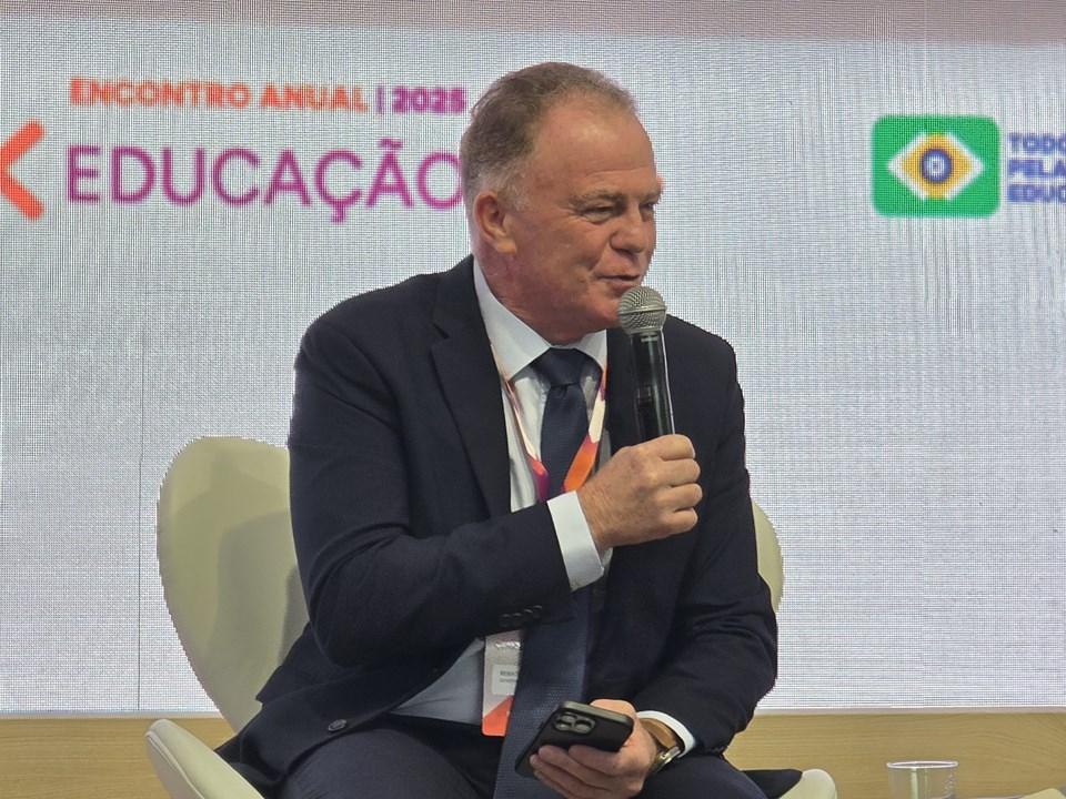 Casagrande destaca investimentos na educação capixaba em evento nacional