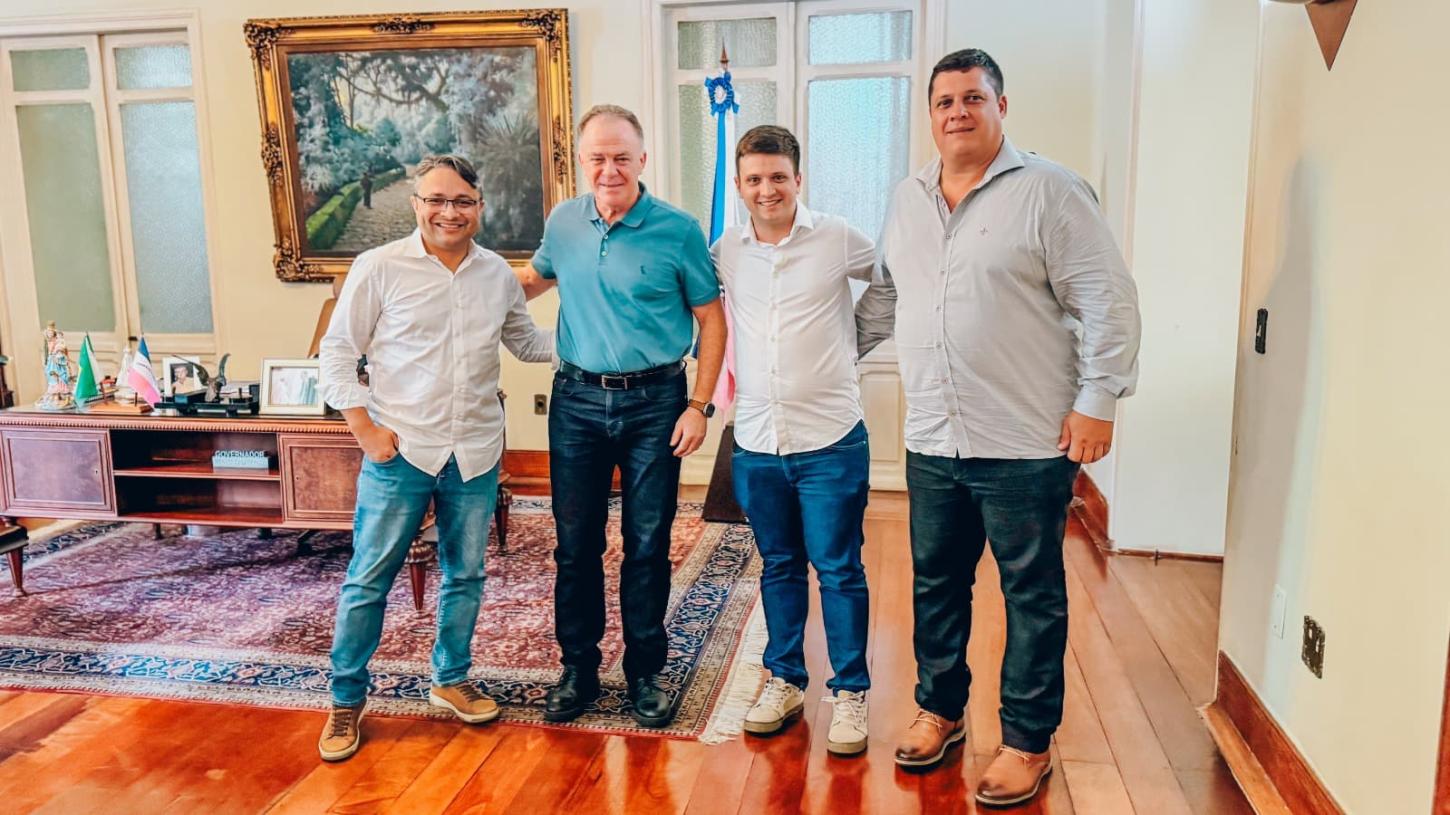 Prefeito de Alfredo Chaves busca investimentos em saúde e infraestrutura durante reunião com o governador Casagrande