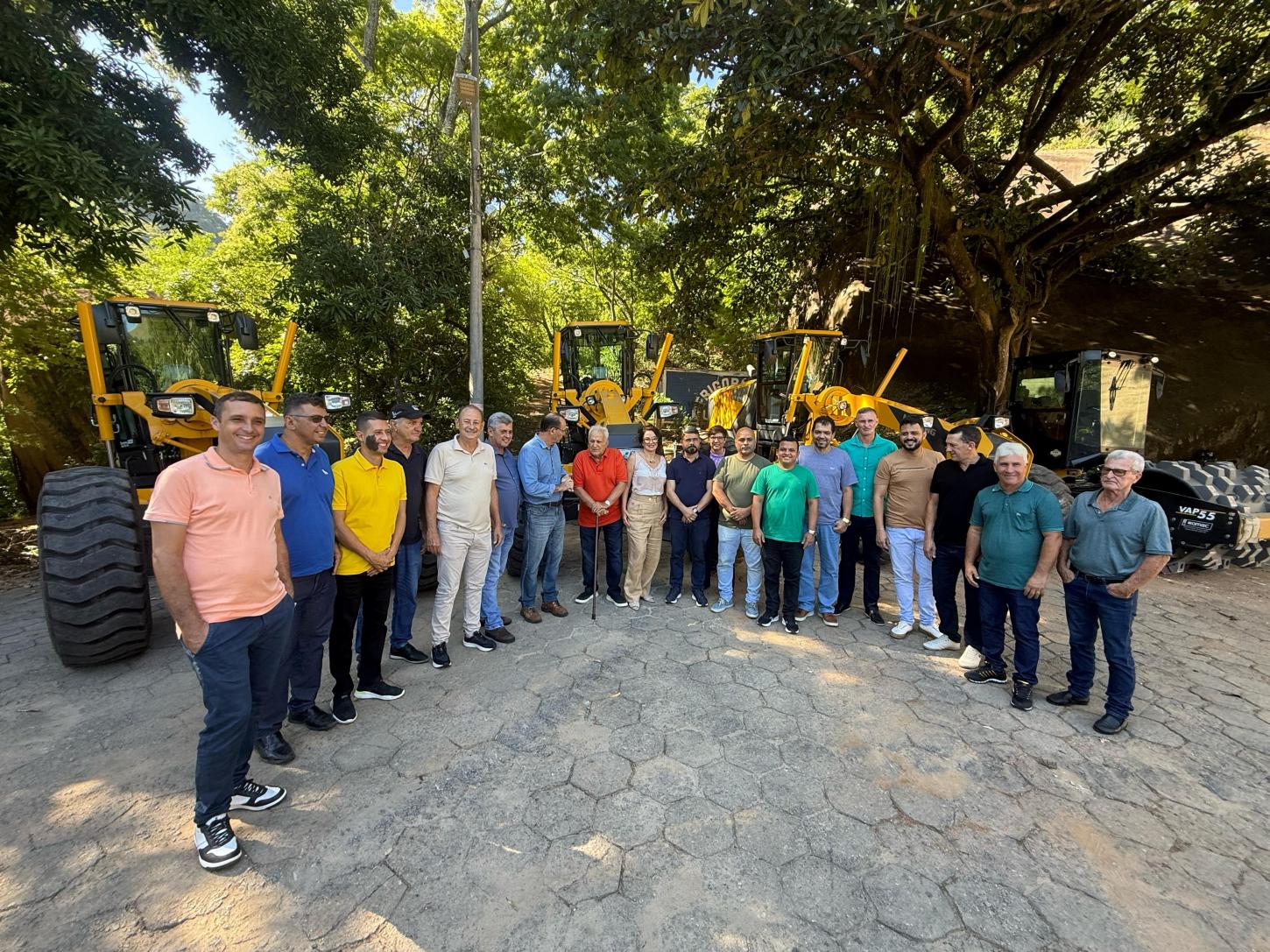 Ferraço entrega motoniveladoras e rolo compactador para impulsionar a agricultura e o interior de Cachoeiro