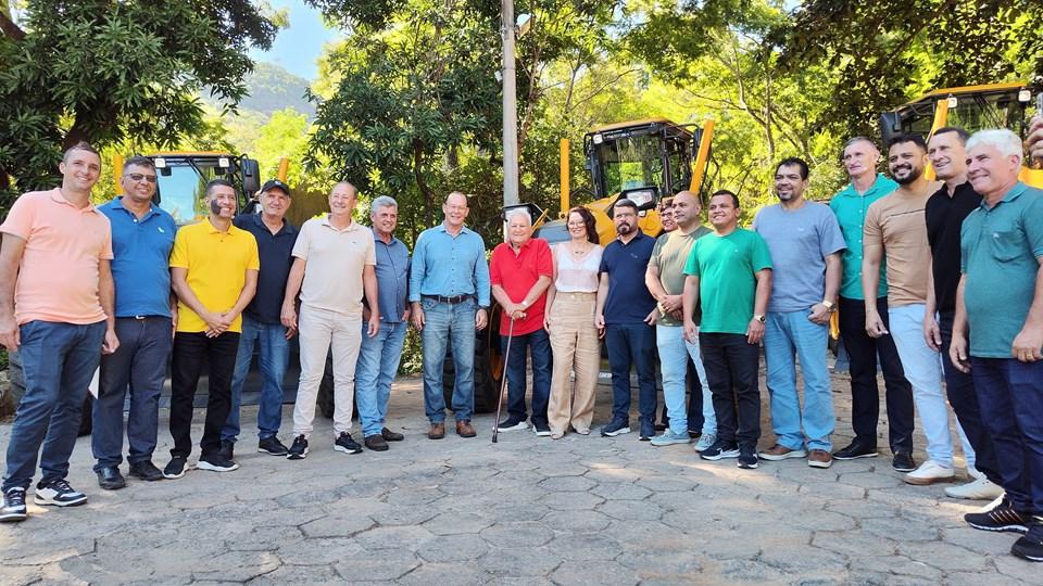 Governo do Estado entrega novas máquinas para manutenção de vias rurais em Cachoeiro de Itapemirim