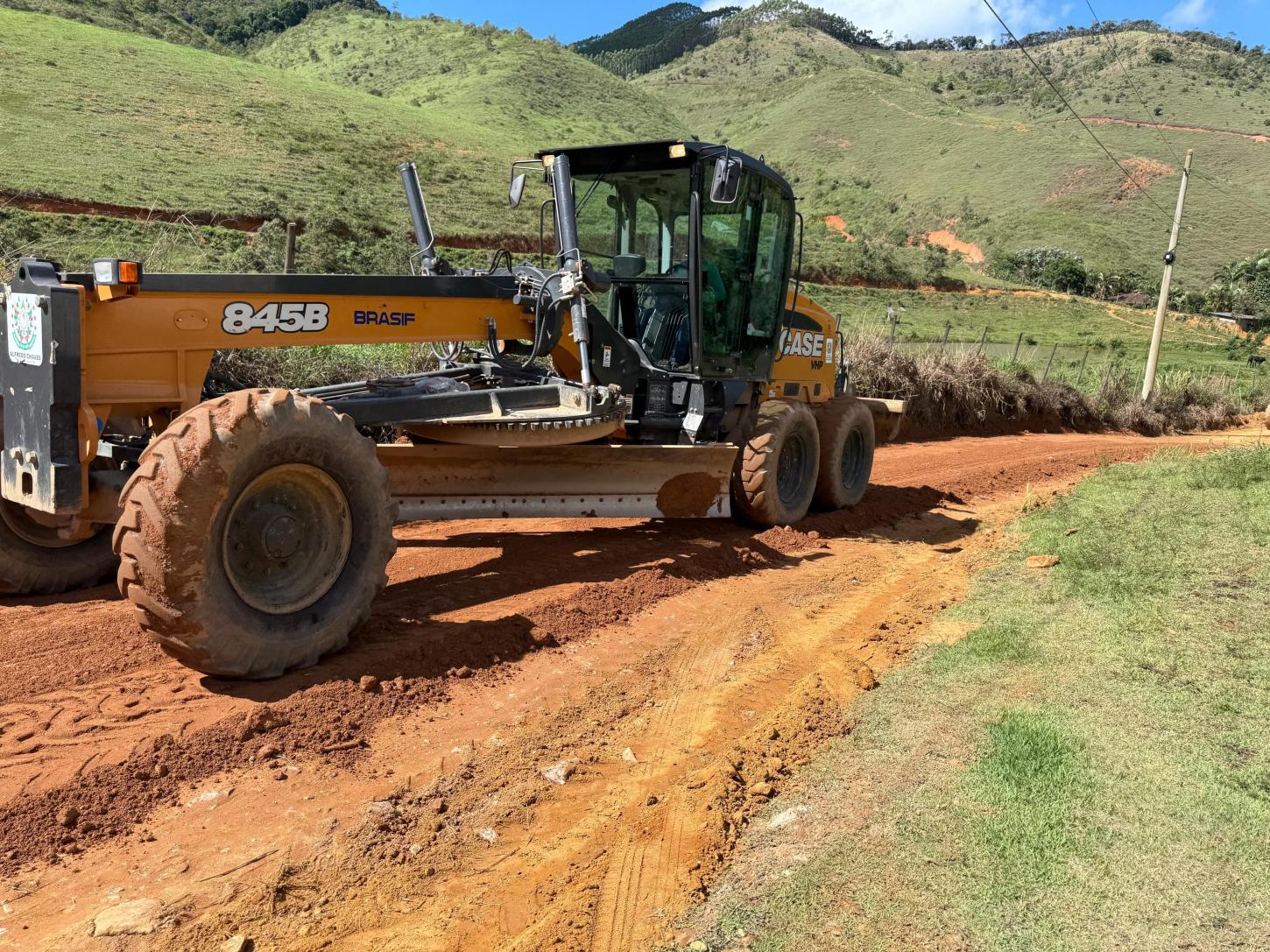 Manutenção de estradas rurais avança em Alfredo Chaves e leva mais segurança ao campo
