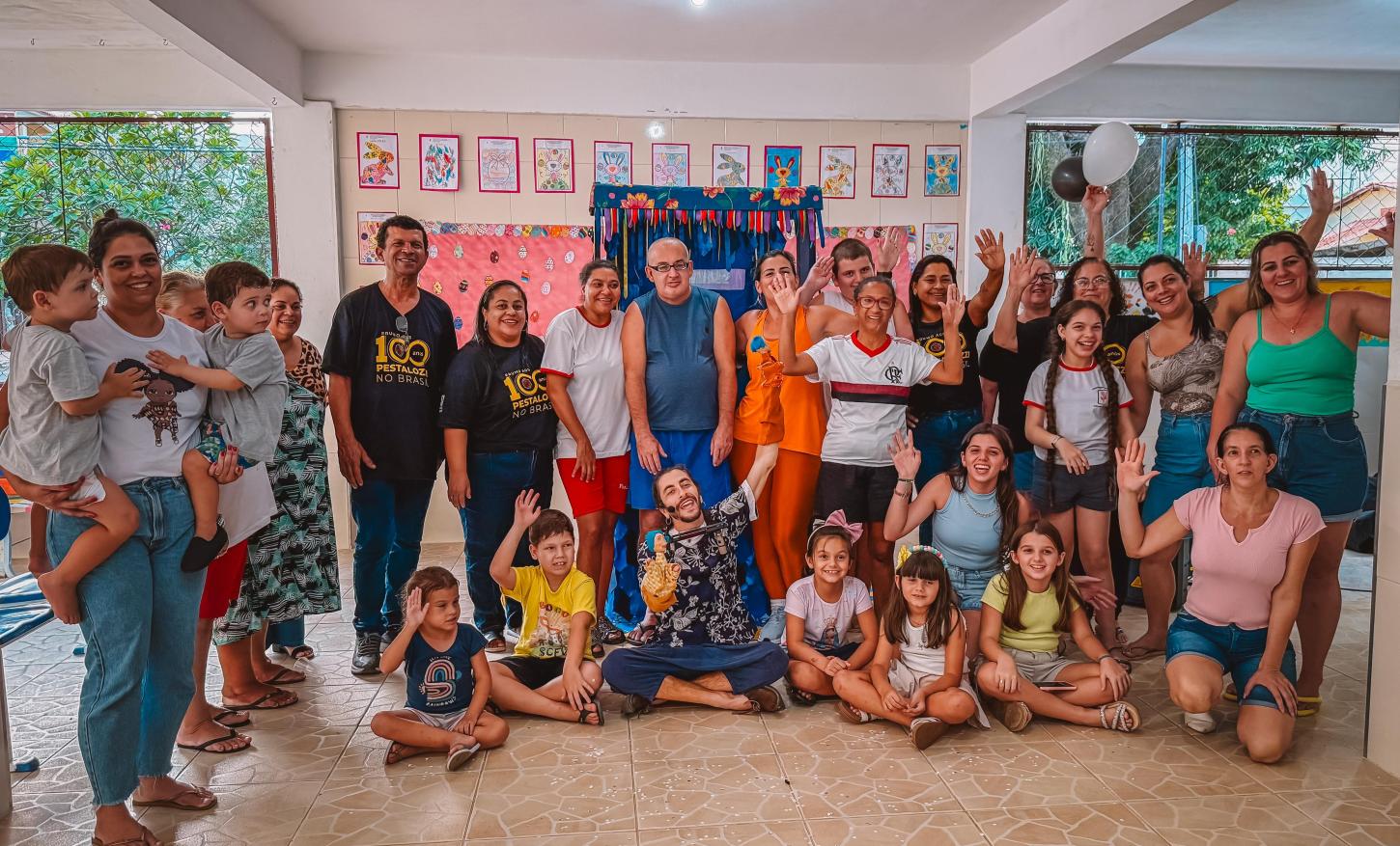 Teatro de bonecos encanta e emociona na Pestalozzi de Alfredo Chaves em tarde inesquecível
