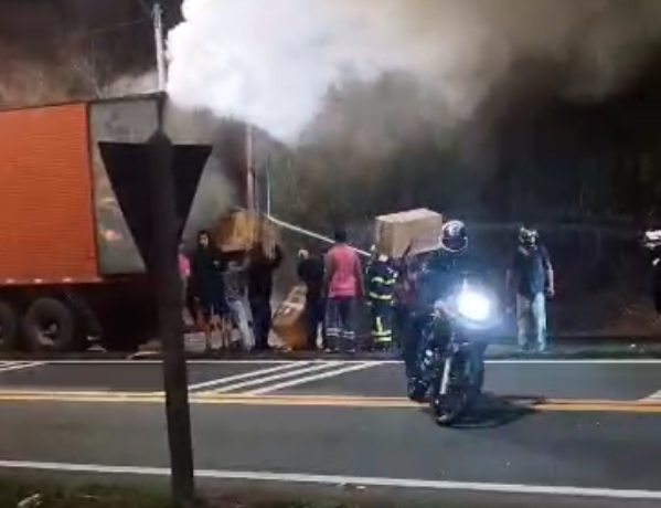 Carreta com eletrodomésticos é saqueada e pega fogo na BR-101