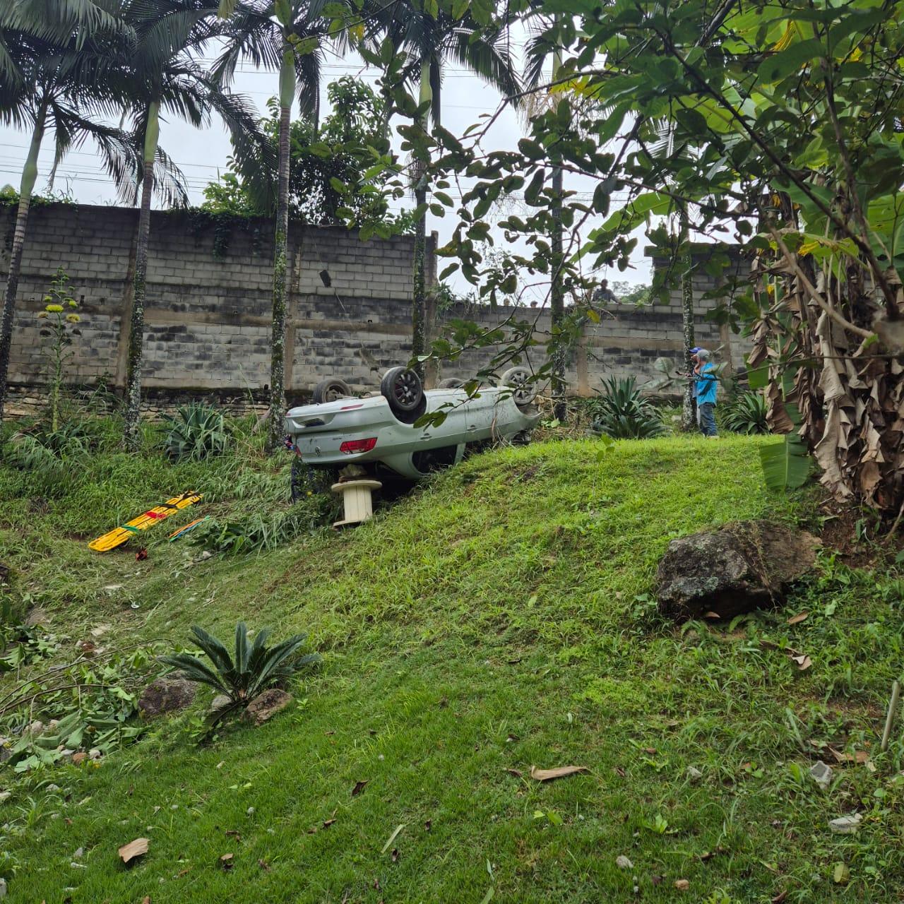 Carro despenca em quintal na chegada de Vargem Alta