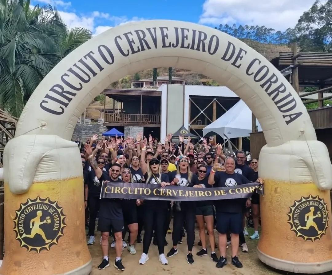 Cervejaria vira pista de corrida em Vargem Alta com música, chope e medalha