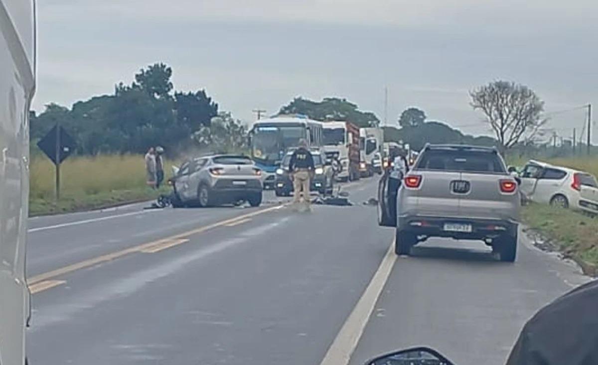 Grave colisão entre três carros interdita BR-101 em Linhares e deixa feridos em estado crítico