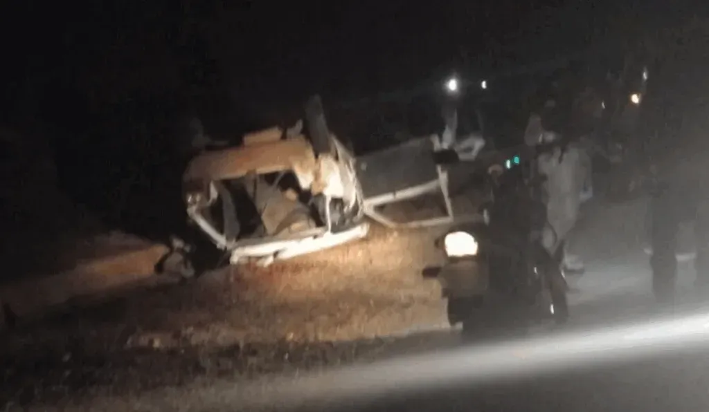 Homem morre e esposa e filhas ficam feridas em capotamento na ES-181, em Muniz Freire