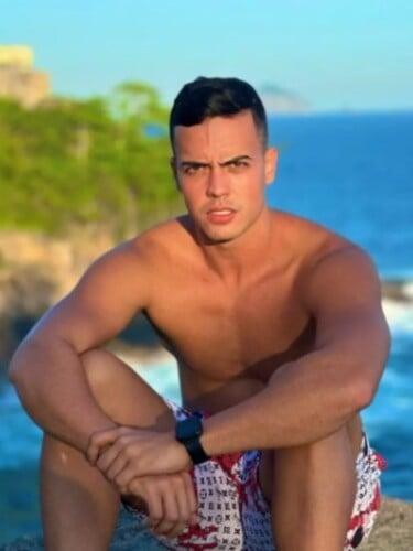 Influenciador acusado de matar homem recém-casado se entrega após 10 meses foragido