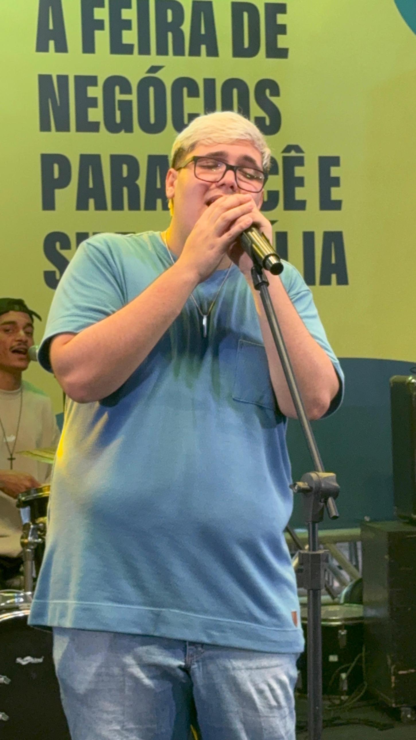 Jovem talento de Vargem Alta estreia nos palcos da FeneVA com pop e reggae