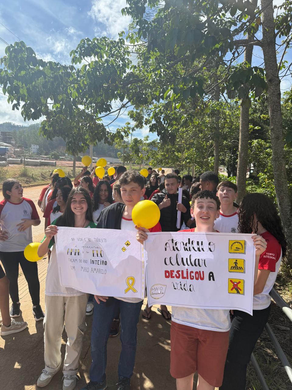 Jovens tomam Vargem Alta em passeata por vidas no trânsito