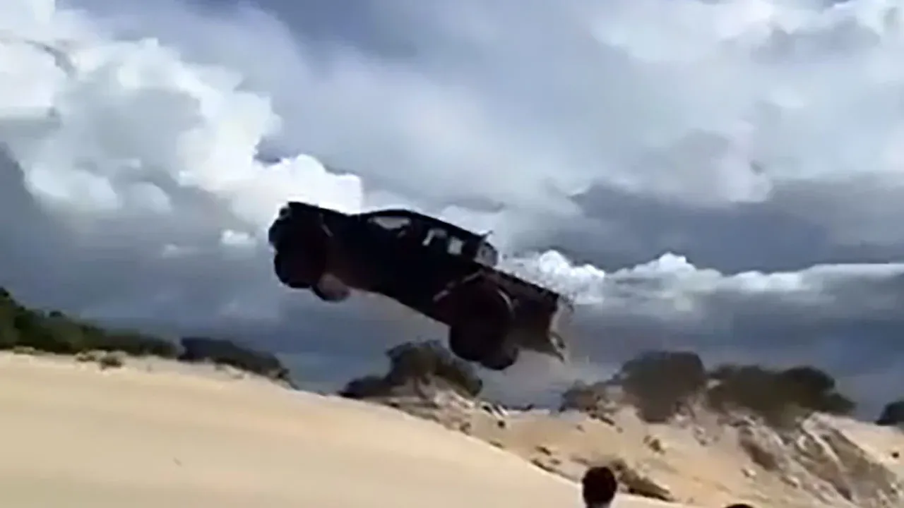 Motorista salta com picape sobre duna em Canoa Quebrada e pode responder por crime ambiental