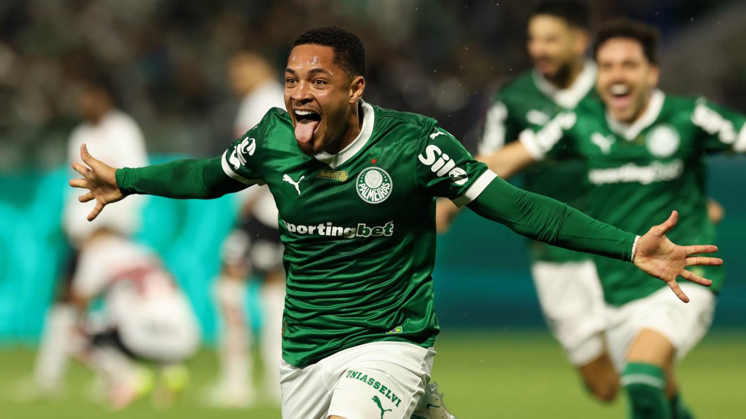Palmeiras vence o São Paulo com gol nos acréscimos e segue líder do Brasileirão