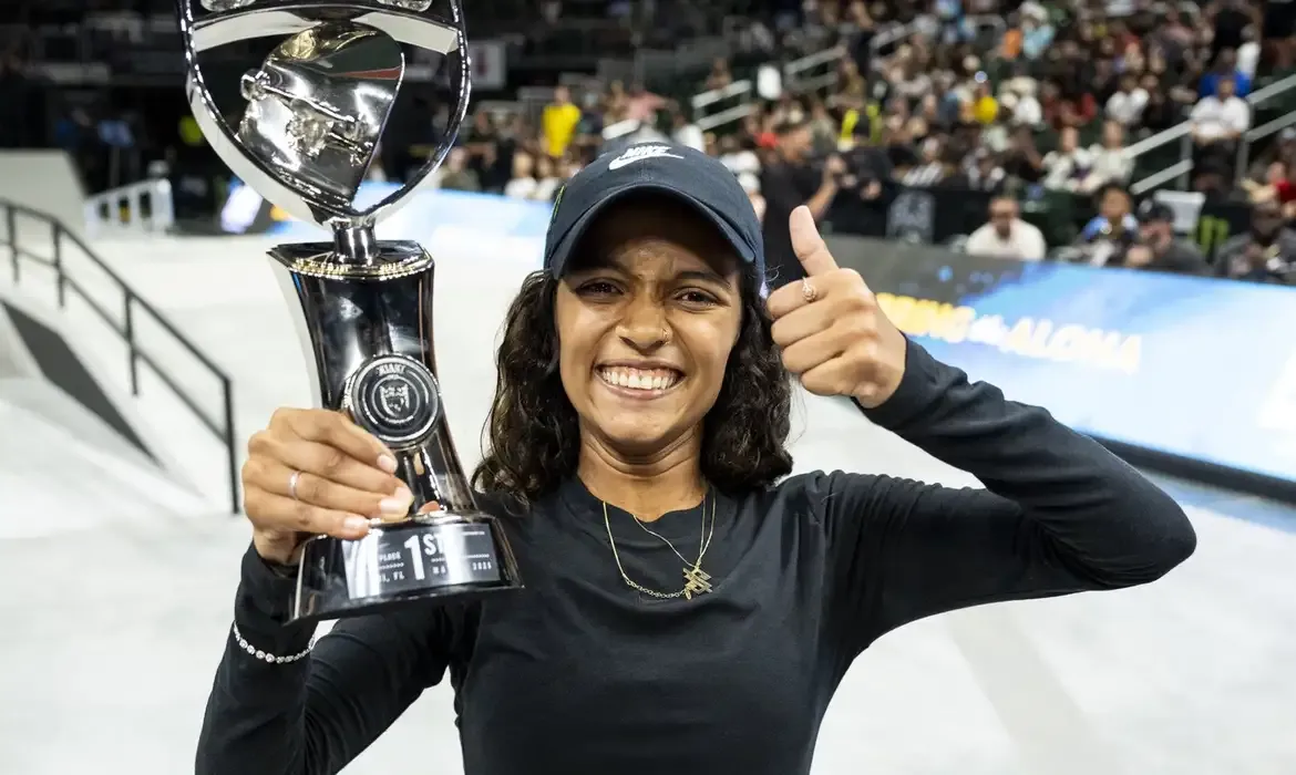 Rayssa Leal estreia na temporada da SLS com vitória na etapa de Miami