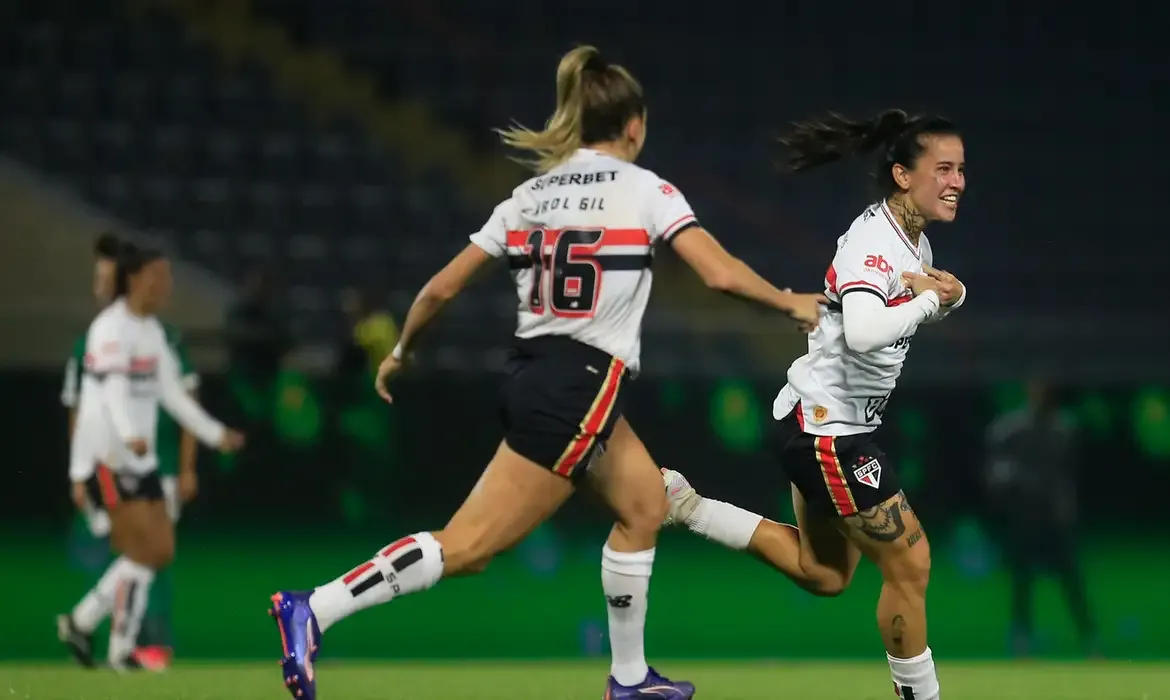 São Paulo vence Palmeiras e sobe para 4º lugar no Brasileirão Feminino