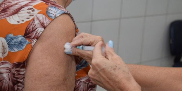 Vacinação bate à porta: Cachoeiro leva doses até idosos acamados