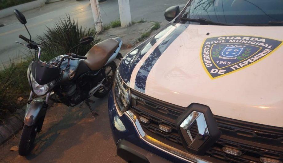 Ação rápida da GCM flagra moto com restrição de furto e R$ 11 mil em dívidas em Cachoeiro