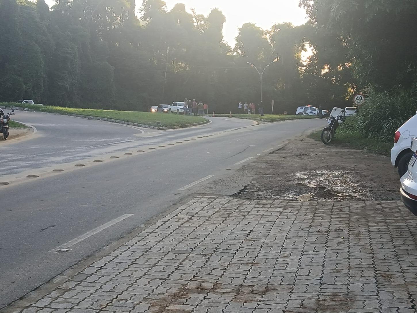 Acidente com vítima fatal é registrado no trevo de Jaciguá; motorista foge sem prestar socorro