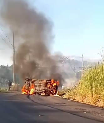 Cachoeiro vive tarde caótica: quase atropelamento, acidente e carro incendiado!
