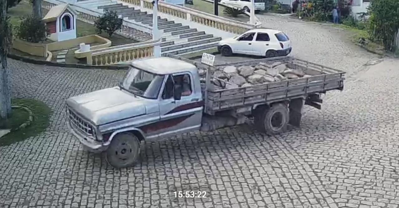 Câmeras flagram furto de bloquetes em Vargem Alta e PM age rápido!