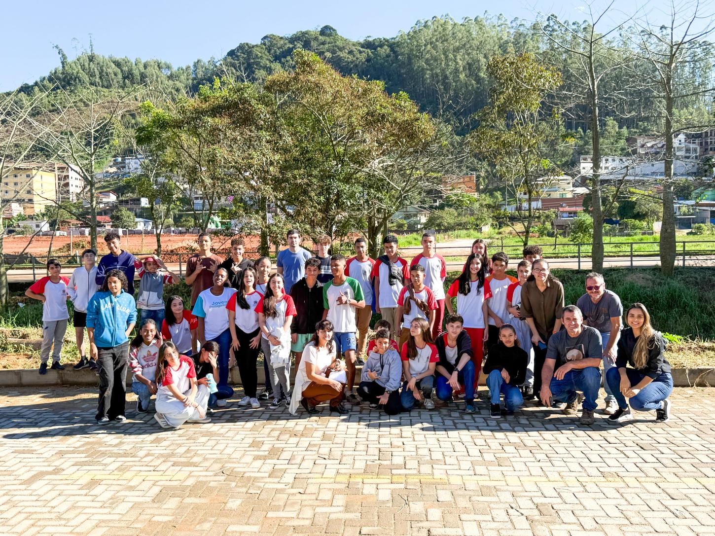 Estudantes de Vargem Alta plantam futuro às margens do Rio Novo