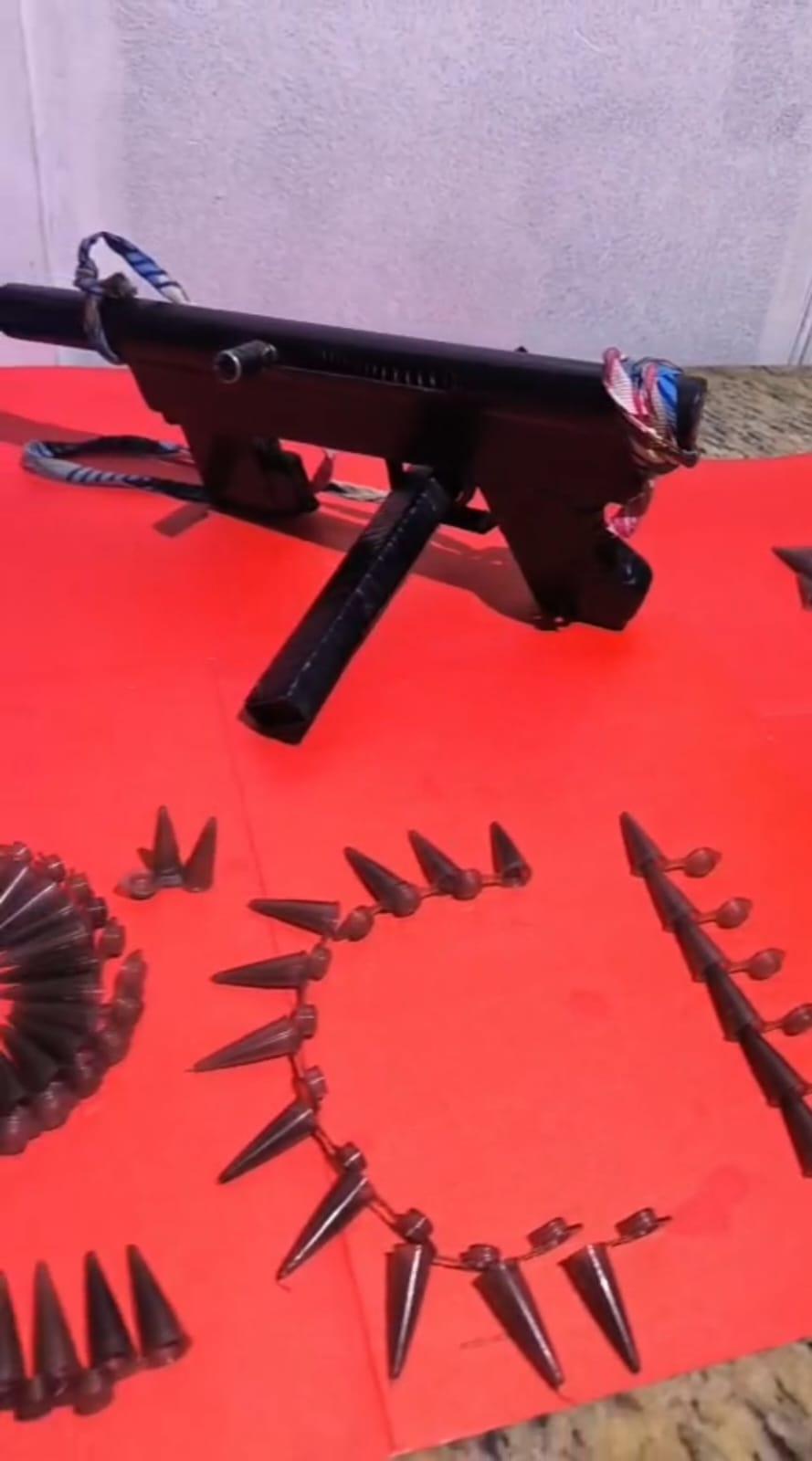 Arma de guerra e drogas em Jaciguá: PM age rápido após assalto a casal