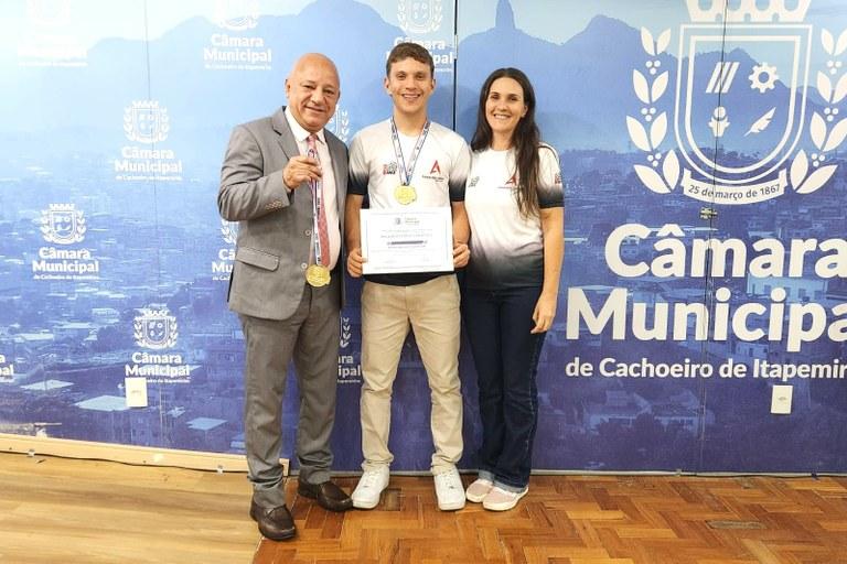 Ciclista cachoeirense Ricardo Fiório é homenageado na Câmara após nova conquista