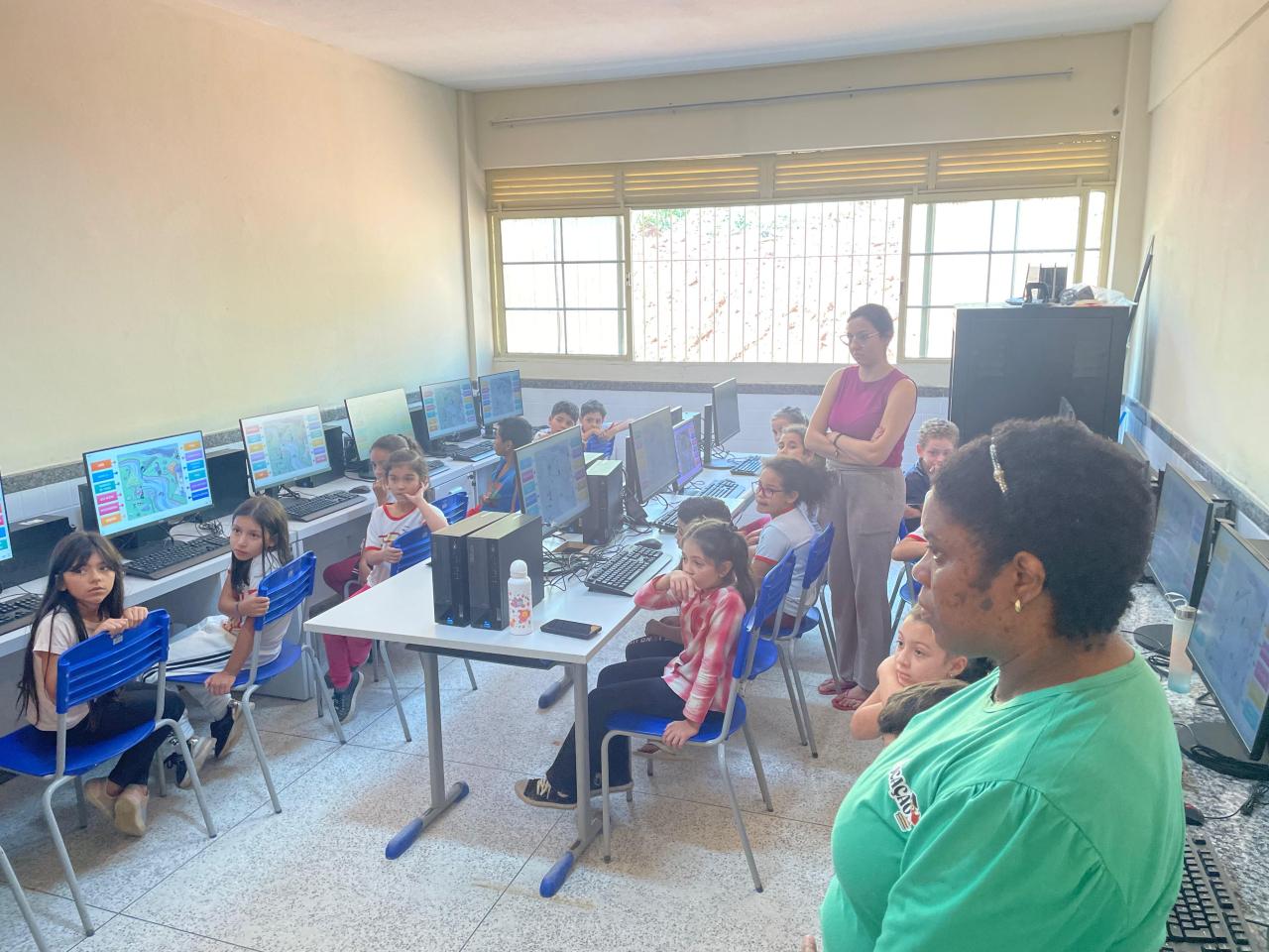 Educação de cara nova: Vargem Alta equipa escolas e renova transporte escolar