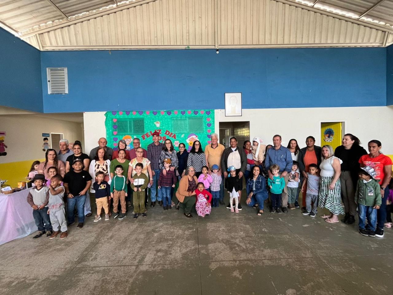Homenagem a avós emociona comunidade escolar em Vargem Alta
