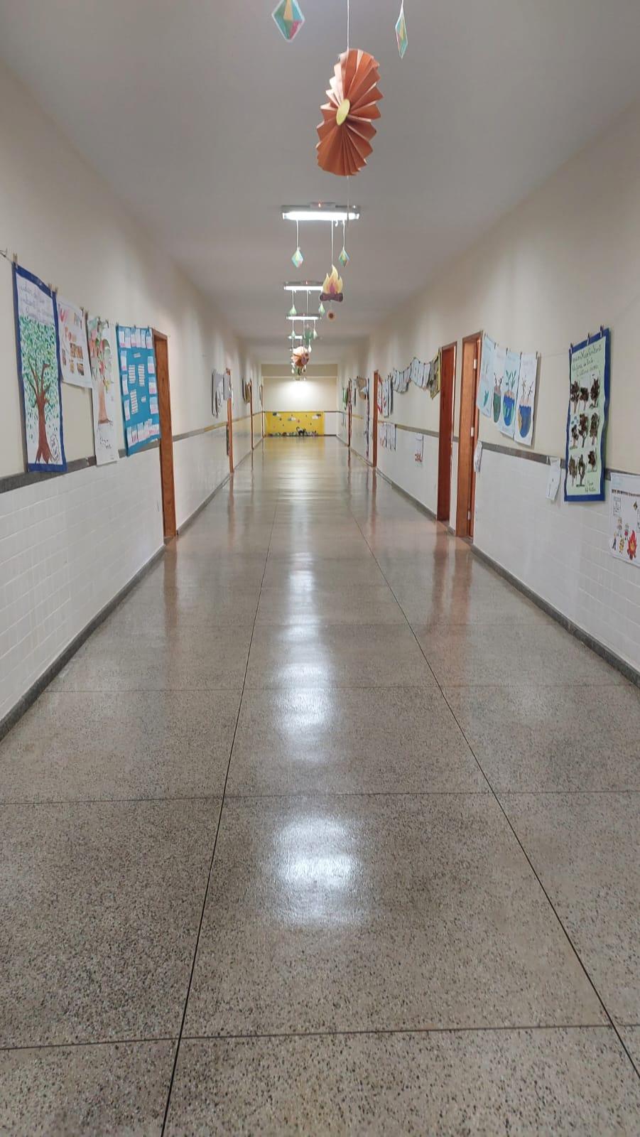 Mais conforto e saúde: escola de Vargem Alta aplica resina no piso durante o recesso escolar