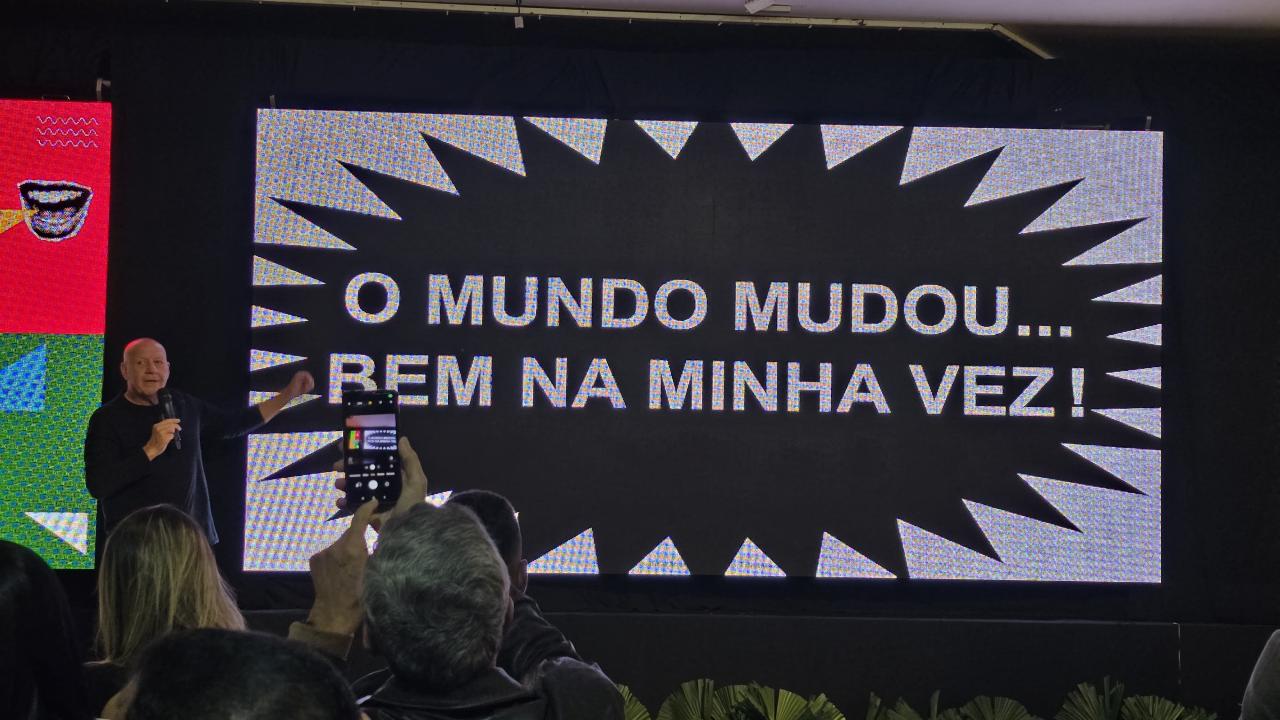 “O mundo mudou bem na minha vez”: palestra de Dado Schneider virsaliza em evento da Sicredi