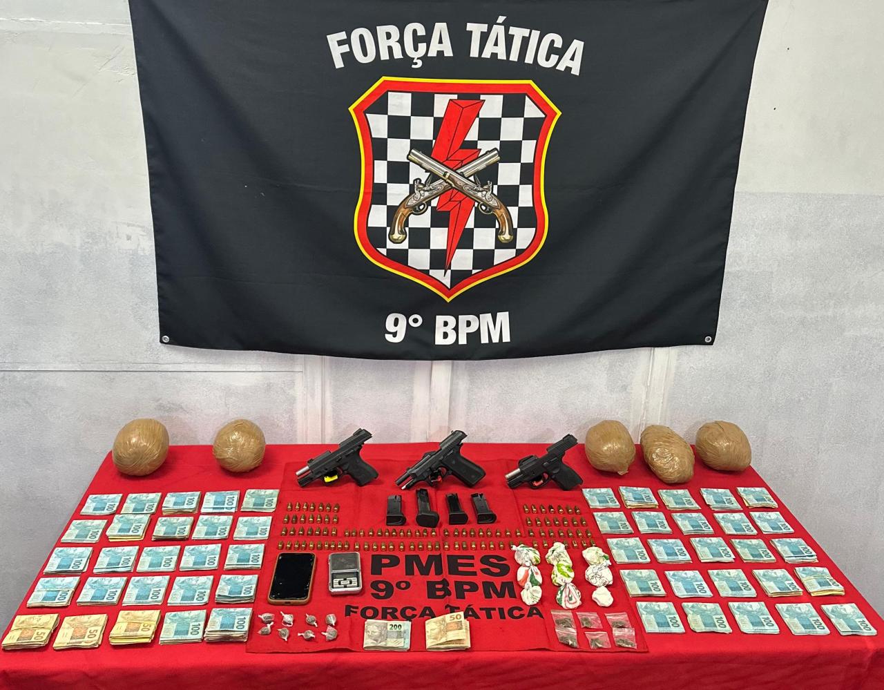 PM apreende 5 kg de cocaína, armas e mais de R$ 51 mil com suspeito em Cachoeiro