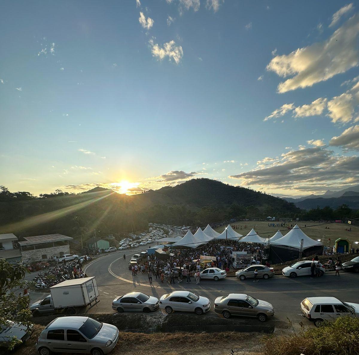 R$ 25 mil, futebol e shows: Alto Gironda em clima de festa