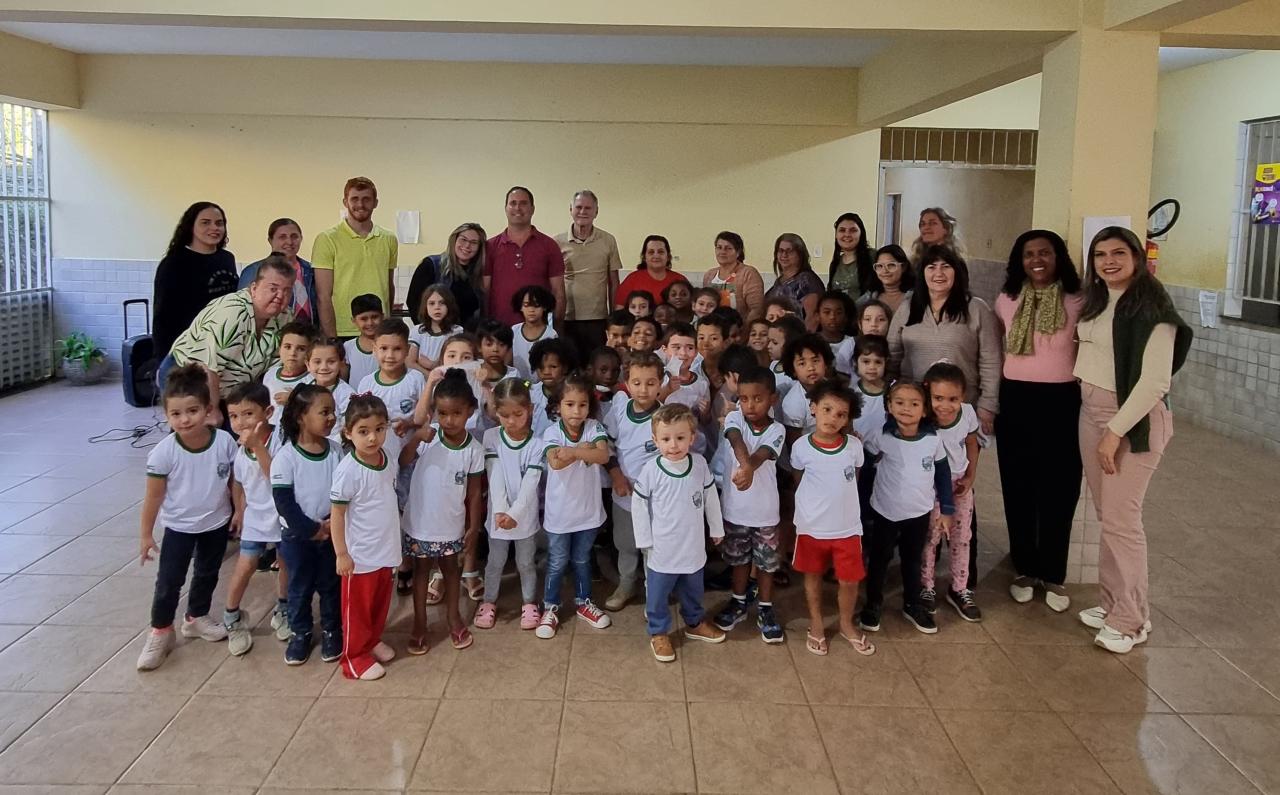 Uniformes escolares chegam às salas de aula de Vargem Alta e transformam rotina de 2.600 alunos